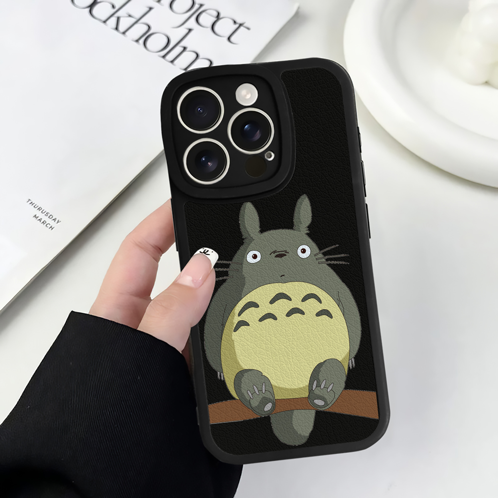 （画像用） となりのトトロ 草壁メイ 草壁サツキ My Neighbor Totoro Satsuki Kusakabe Mei Kusakabe 【iPhone 16シリーズ対応】シリコンスマホケース（レザー調） 材質：シリコン